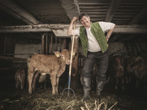 Der Chef selbst packt mit an im Gasthof Kölblwirt in Johnsbach im Gesäuse © StefanLeitner_com
